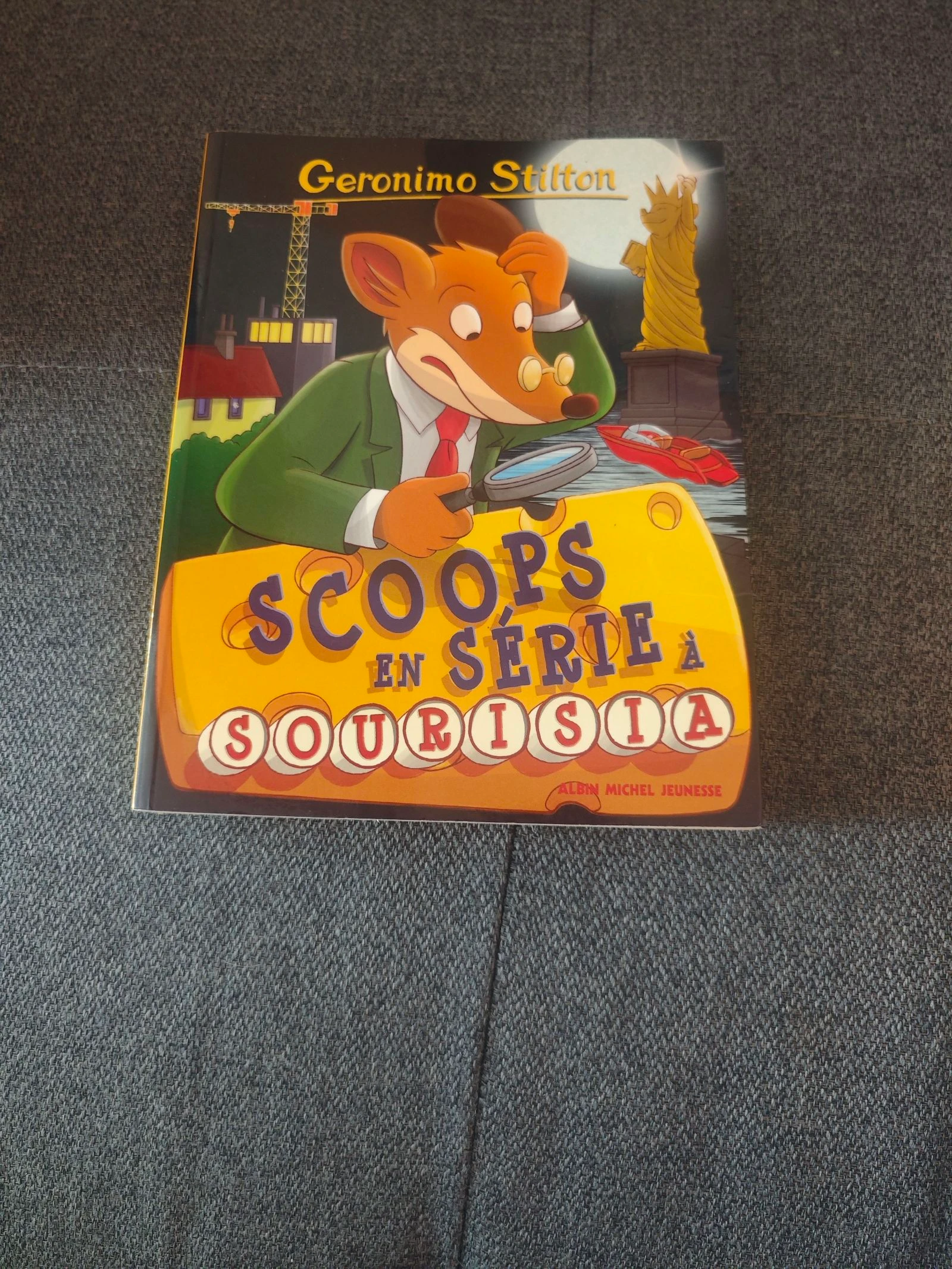 Scoops en série à Sourisia Tome 64 (Geronimo Stilton)